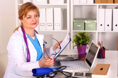 Dosya klasörleri, arka planda raflarda duran