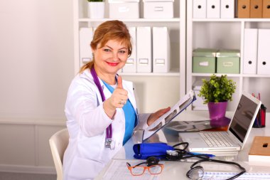 Dosya klasörleri, arka planda raflarda duran