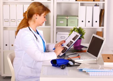 Dosya klasörleri, arka planda raflarda duran