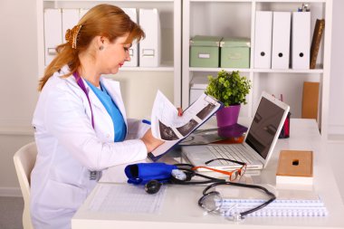 Dosya klasörleri, arka planda raflarda duran