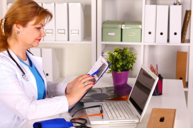 Dosya klasörleri, arka planda raflarda duran