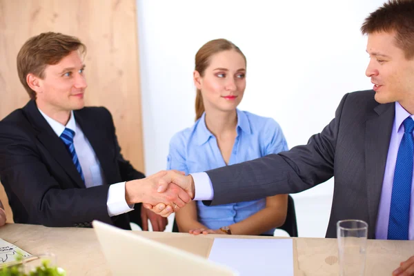 Reunião de negócios - gerente discutindo o trabalho com seus colegas — Fotografia de Stock