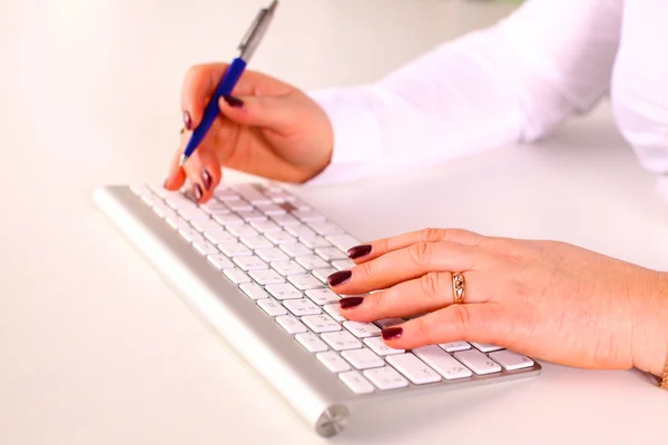 Young businesswoman working on a laptop — Stock Photo, Image