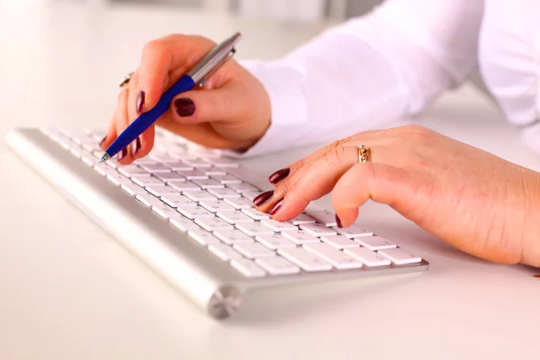 Young businesswoman working on a laptop — Stock Photo, Image