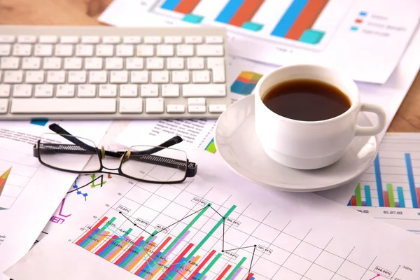 Bürotisch mit leerem Notizblock und Laptop — Stockfoto