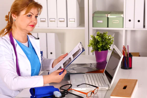 Dosya klasörleri, arka planda raflarda duran