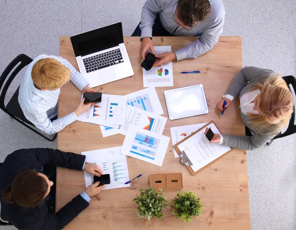 Imagen de los socios comerciales discutiendo documentos e ideas en la reunión — Foto de Stock