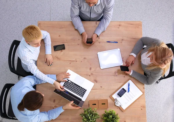 Beeld van zakenpartners die documenten en ideeën bespreken tijdens vergaderingen — Stockfoto