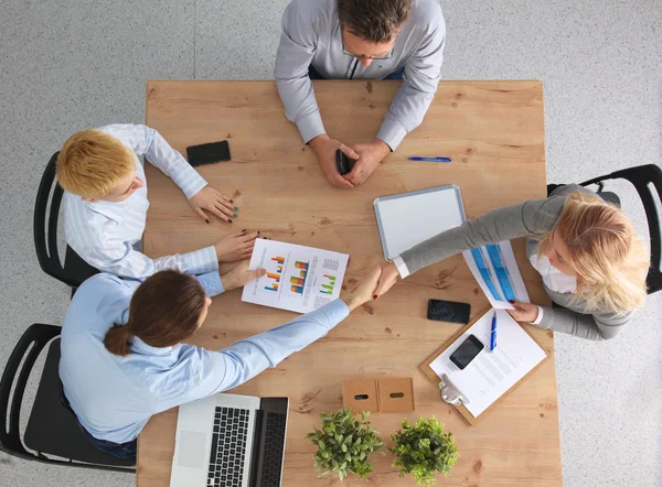 Imagen de los socios comerciales discutiendo documentos e ideas en la reunión — Foto de Stock