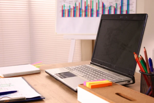 Office tabel met lege Kladblok en laptop — Stockfoto