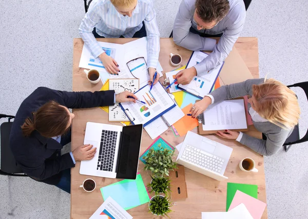 Imagen de los socios comerciales discutiendo documentos e ideas en la reunión — Foto de Stock