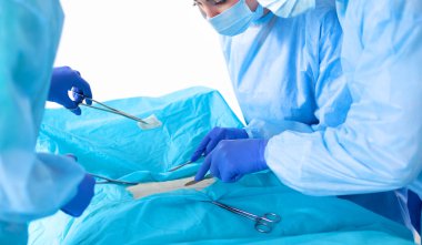 takım cerrah üniformalı bir hastanın kalp cerrahisi kliniğinde işlemi gerçekleştirmek