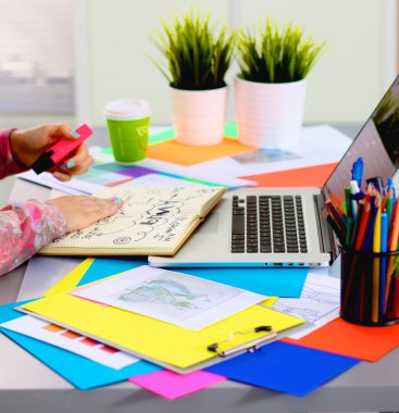 designer Resepsiyon Dijital dönüştürücü kullanarak ofisinde çalışan