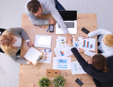 iş adamları beyaz arka plan üzerinde birlikte çalışma grubu