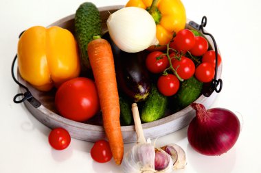 Çeşitli ham organik sebze ahşap masa ile kompozisyon