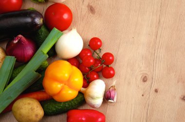 Çeşitli ham organik sebze ahşap masa ile kompozisyon