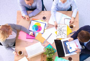 iş adamları beyaz arka plan üzerinde birlikte çalışma grubu