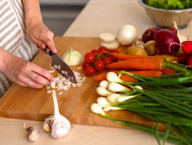 Sebze salatası - atış closeup hazırlanıyor aşçılar eller