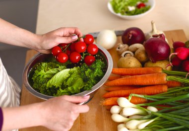 Sebze salatası - atış closeup hazırlanıyor aşçılar eller