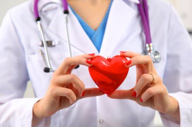 Doktor stetoskop kırmızı kalp incelenmesi ile
