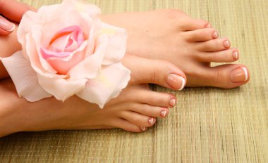 Mükemmel spa ile güzel ayak tırnak pedikür Fransız
