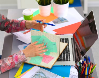 designer Resepsiyon Dijital dönüştürücü kullanarak ofisinde çalışan