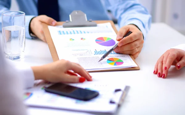 Riunione di lavoro a tavola stringendo la mano conclusione del contratto — Foto Stock