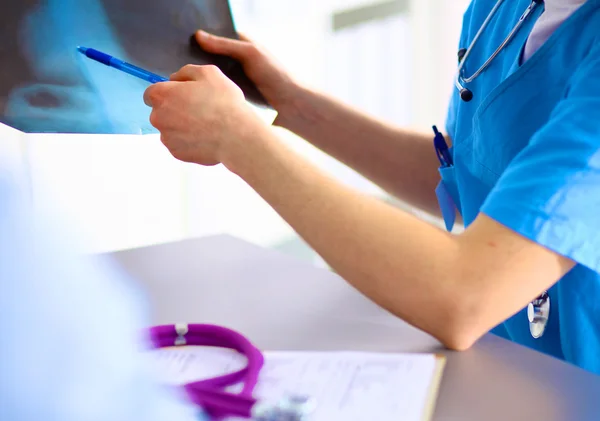 Läkare med stetoskop på patienter erkännanden vid bordet — Stockfoto