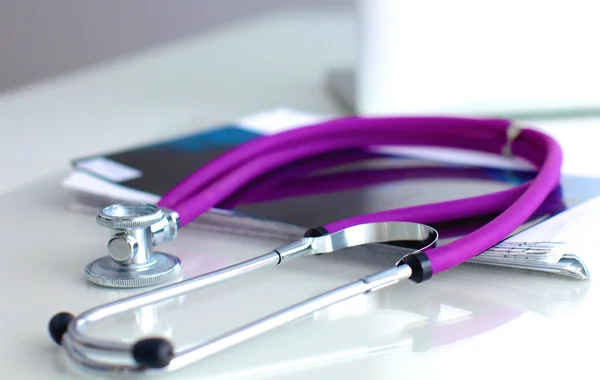 Violet stetoskop på en bärbar dator — Stockfoto