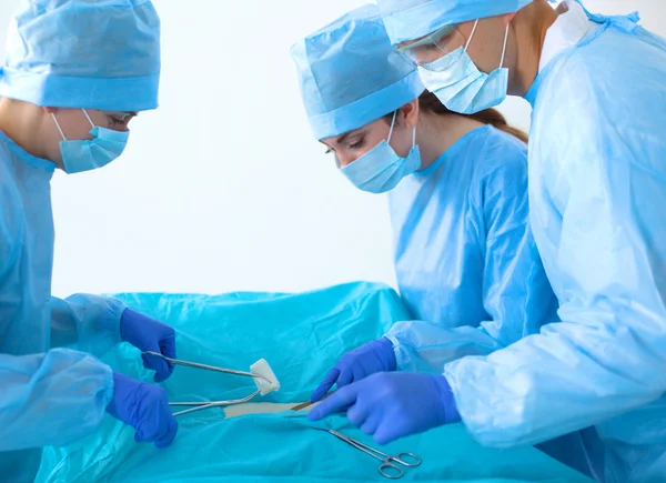 Tým lékařů v uniformě provádět operaci pacient srdeční chirurgie kliniky — Stock fotografie