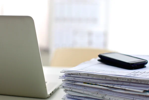 Una pila de papeles en el escritorio con una computadora —  Fotos de Stock