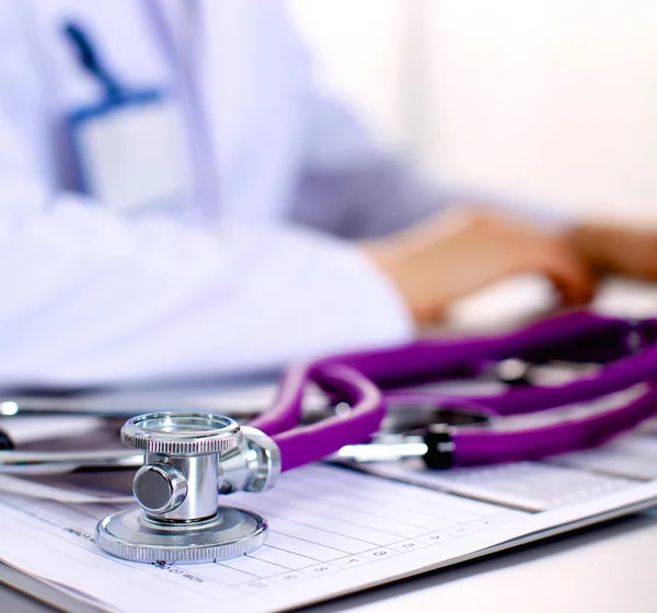 Jovem médico na mesa está recebendo paciente — Fotografia de Stock