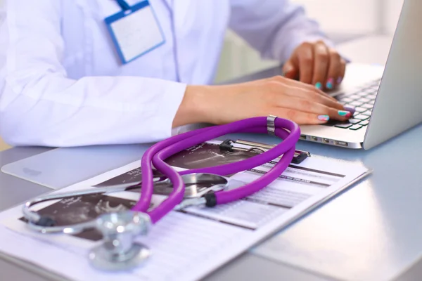 Un jeune médecin à table reçoit un patient — Photo