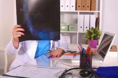 Ofis masasındaki kadın doktor