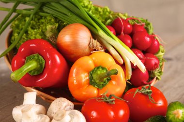 Sebzeler. Sepette taze biyo sebze. Doğa Arkaplanı Üzerine