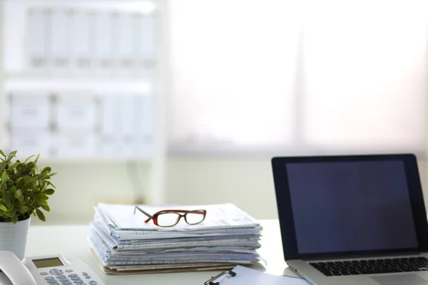 Mesa de escritório com bloco de notas em branco e laptop — Fotografia de Stock