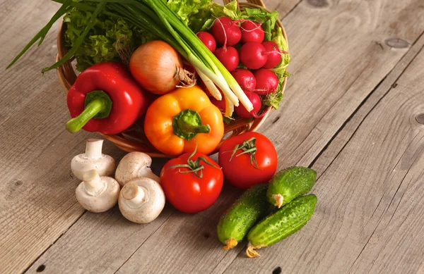 Sebzeler. Sepette taze biyo sebze. Doğa Arkaplanı Üzerine