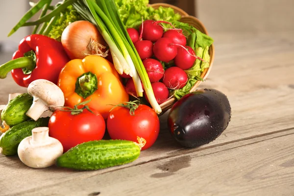 Verduras. Fresh Bio Vegetable in a Basket. Sobre el fondo natural — Foto de Stock