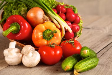 Sebzeler. Sepette taze biyo sebze. Doğa Arkaplanı Üzerine