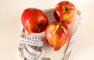 steteskop ile beyaz zemin üzerine kırmızı elmalar