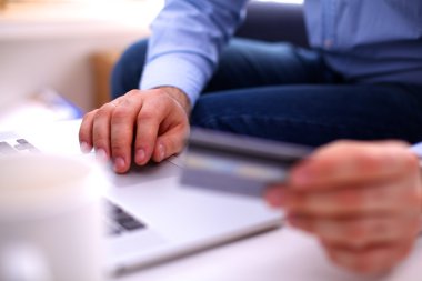 Açık bir masa, arka plan üzerinde sokak üzerinde modern bir taşınabilir bilgisayar kullanan tanınmayan adam