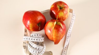 steteskop ile beyaz zemin üzerine kırmızı elmalar