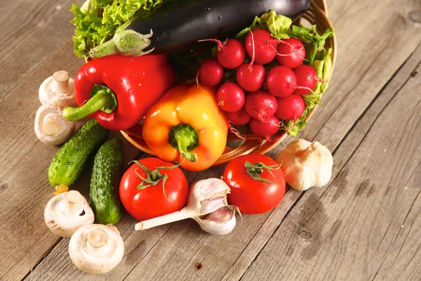 Verduras. Fresh Bio Vegetable in a Basket. Sobre el fondo natural — Foto de Stock