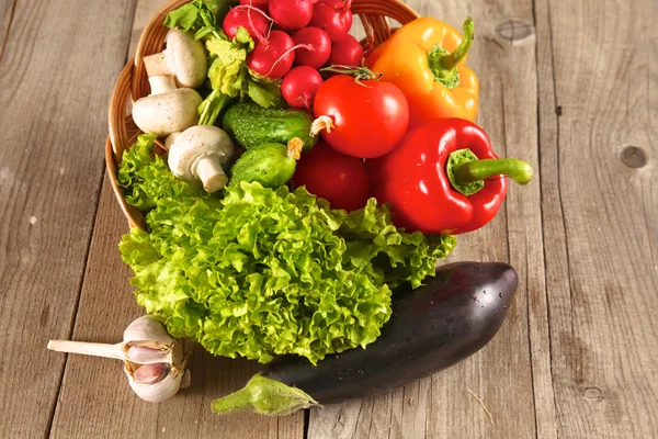 Des légumes. Légumes bio frais dans un panier. Sur la nature Contexte — Photo