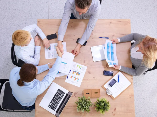 Reunión de negocios - Gerente discutiendo el trabajo con sus colegas — Foto de Stock