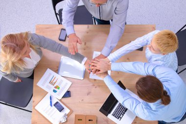 İş ortaklarının toplantıda belge ve fikirleri tartıştığı resim