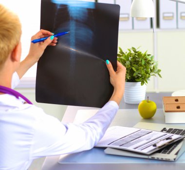 Kadın doktor ofisinde tablo