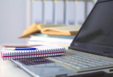 Ofis Masaları boş not defteri ve dizüstü bilgisayar ile