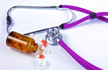 Beyaz arka plan üzerinde izole hapları ile sağlık stetoskop