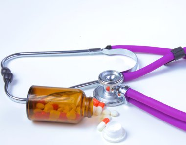 Beyaz arka plan üzerinde izole hapları ile sağlık stetoskop